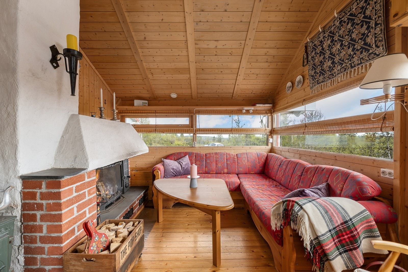 Rommet har plass til en sofakrok/salong rett foran peisen. Galleribilde