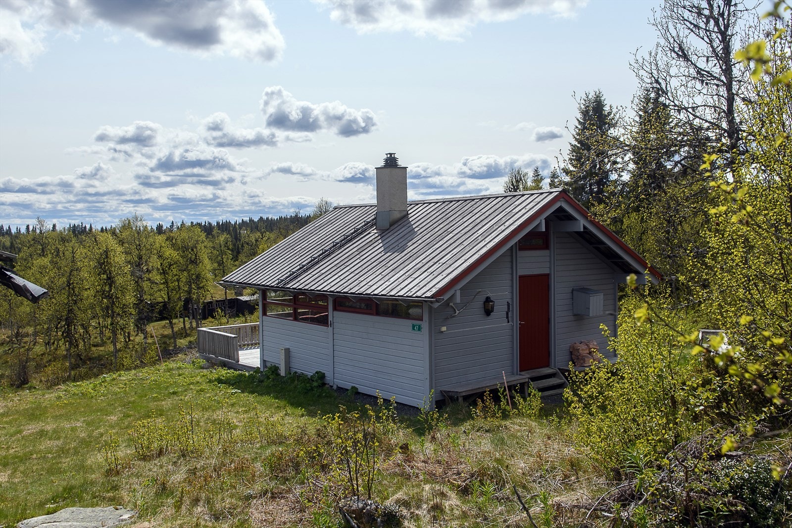 Hytta ligger rett ved Vålsjøen, og har flotte turmuligheter rett ved hytta. Galleribilde