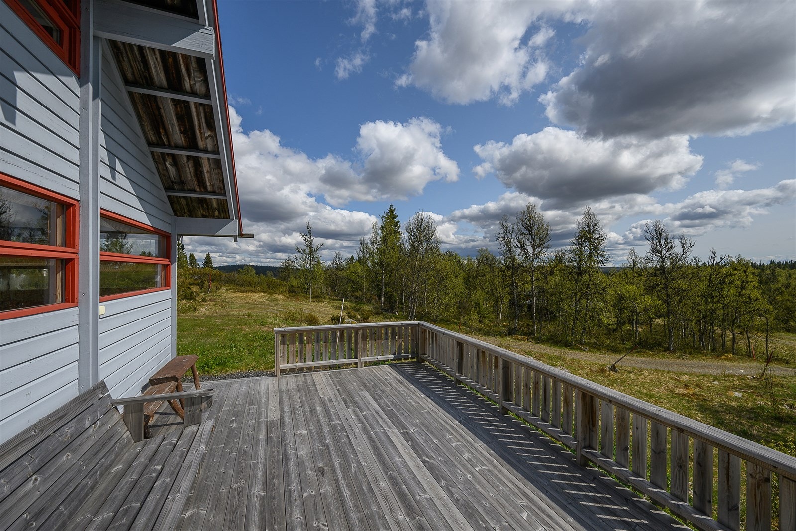 Romslig terrasse med flott solgang. Galleribilde