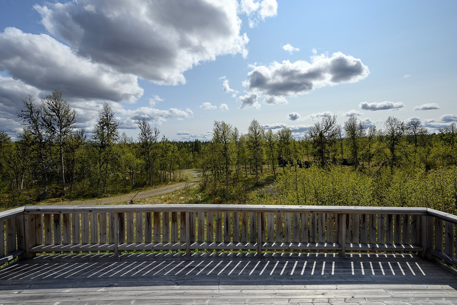 Hytta ligger innerst i en blindvei, i stille og fredelige omgivelser. Galleribilde