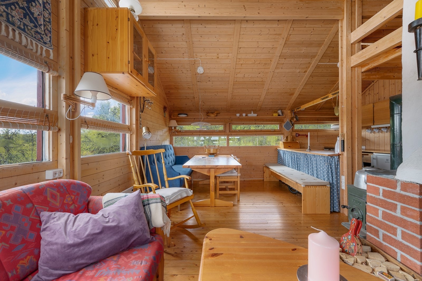 Ekstra takhøyde gir rommet en luftig romfølelse. Galleribilde