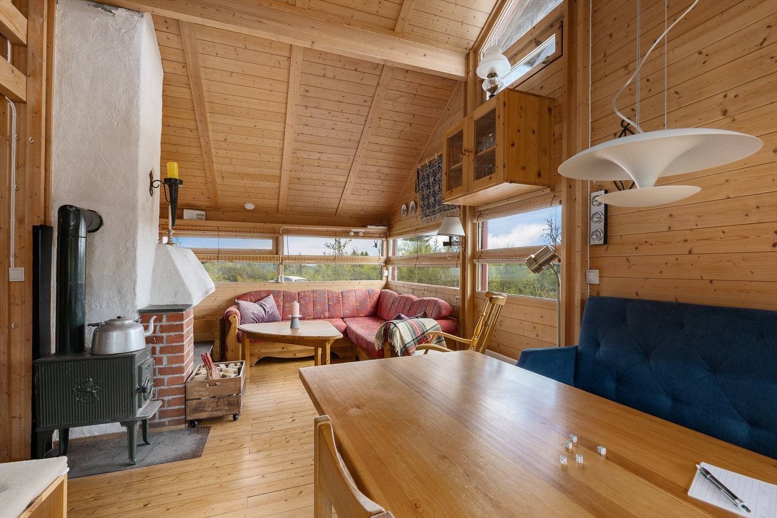 Hytta har en trivelig og innbydende stue. Galleribilde