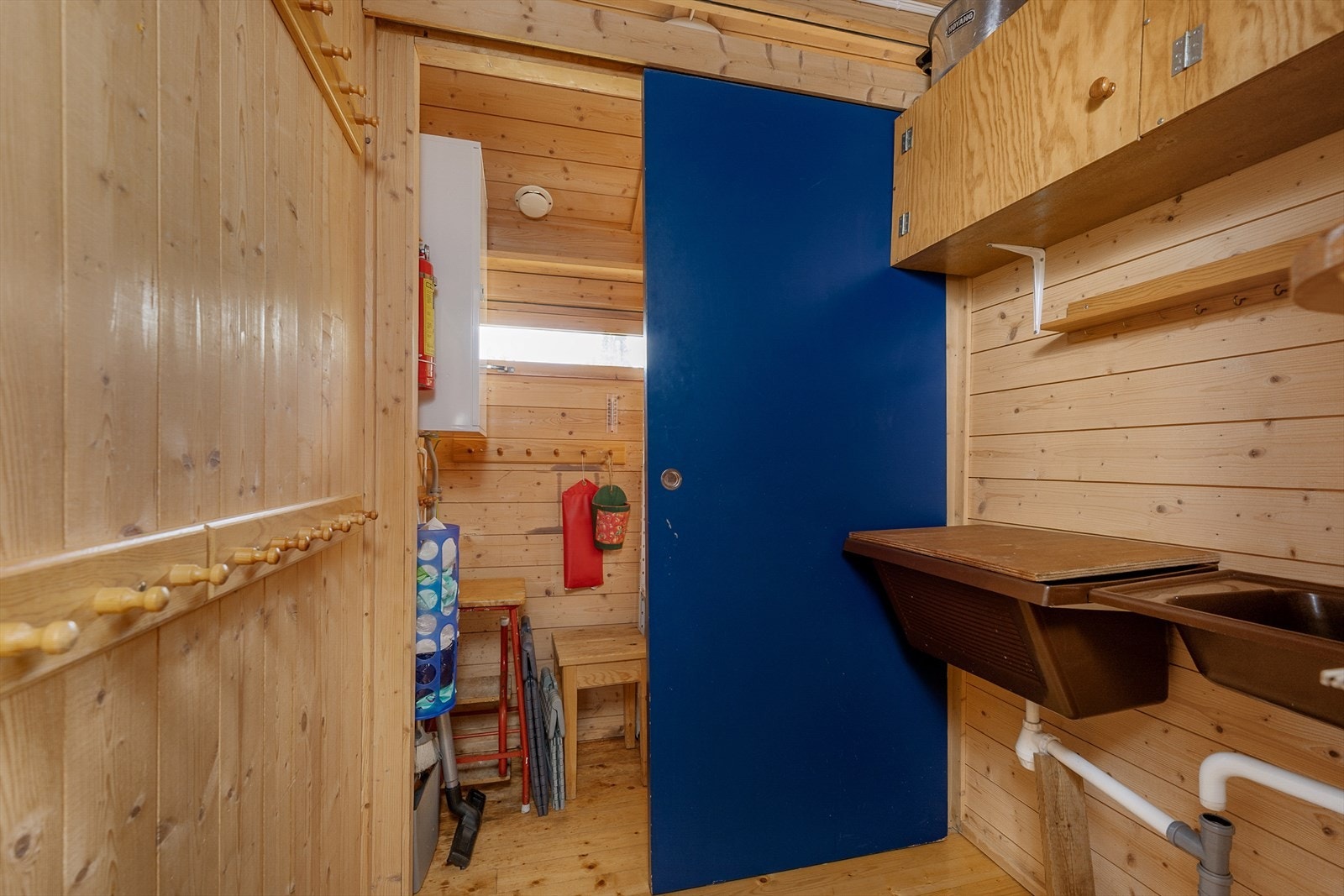 Praktisk allrom med vask, oppbevaringsmuligheter for klær og lagringsmuligheter. Galleribilde