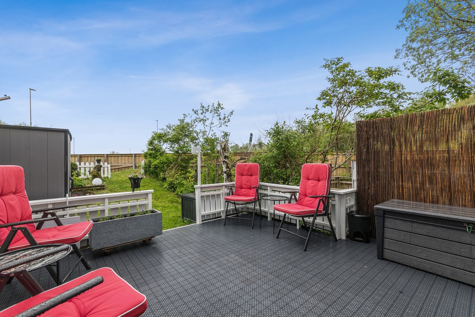 Solrik terrasse med utgang fra stuen. Uteområdet er godt skjermet, med herlige sol- og lysforhold. Galleribilde