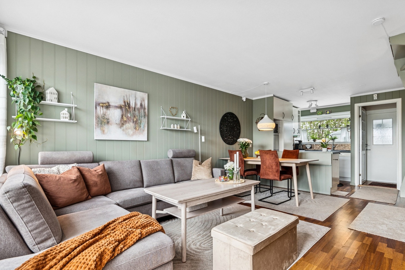 Stuen oppleves som lys og luftig, og er oppmalt i en moderne, tidløs farge. Galleribilde
