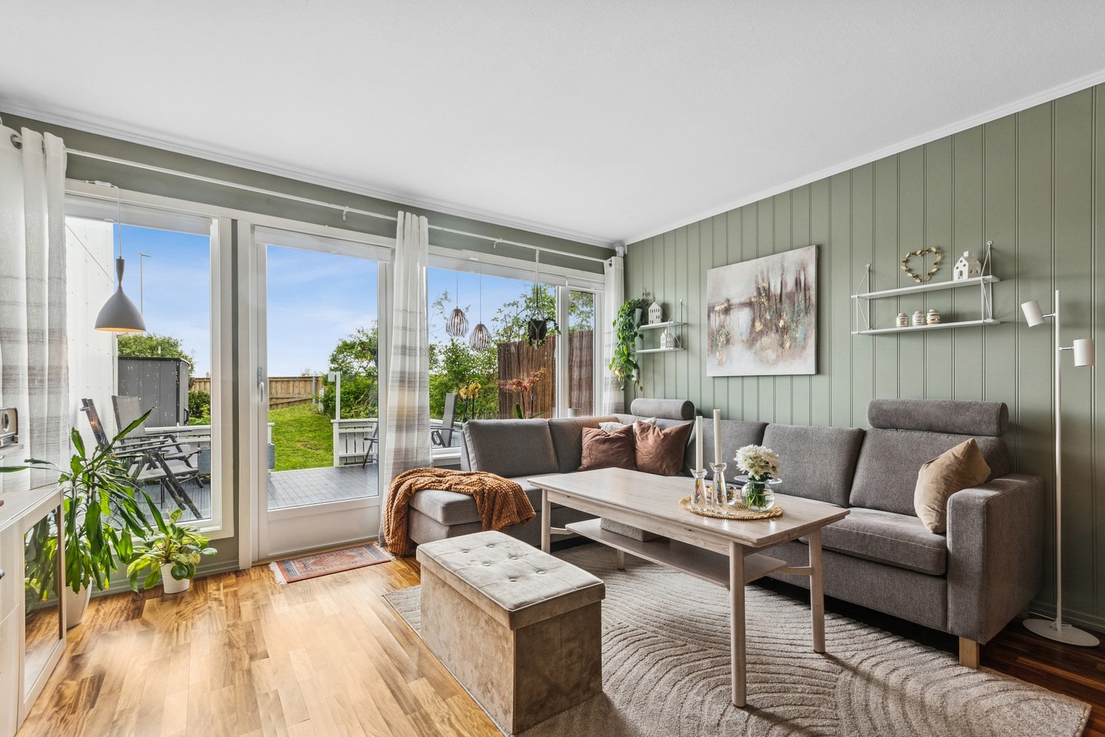 Utgang fra stuen til flott terrasse med tilhørende hageområde. Uteområdet er vendt mot sørvest, med gode sol- og lysforhold. Galleribilde