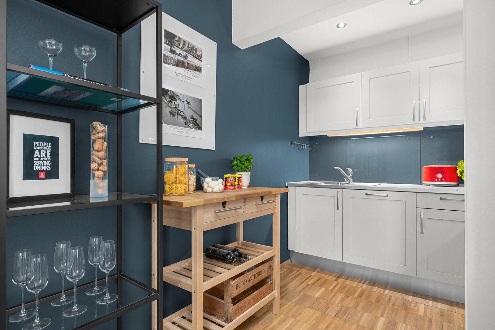 Kjøkkenet har rikelig med skap og benkeplass. Galleribilde