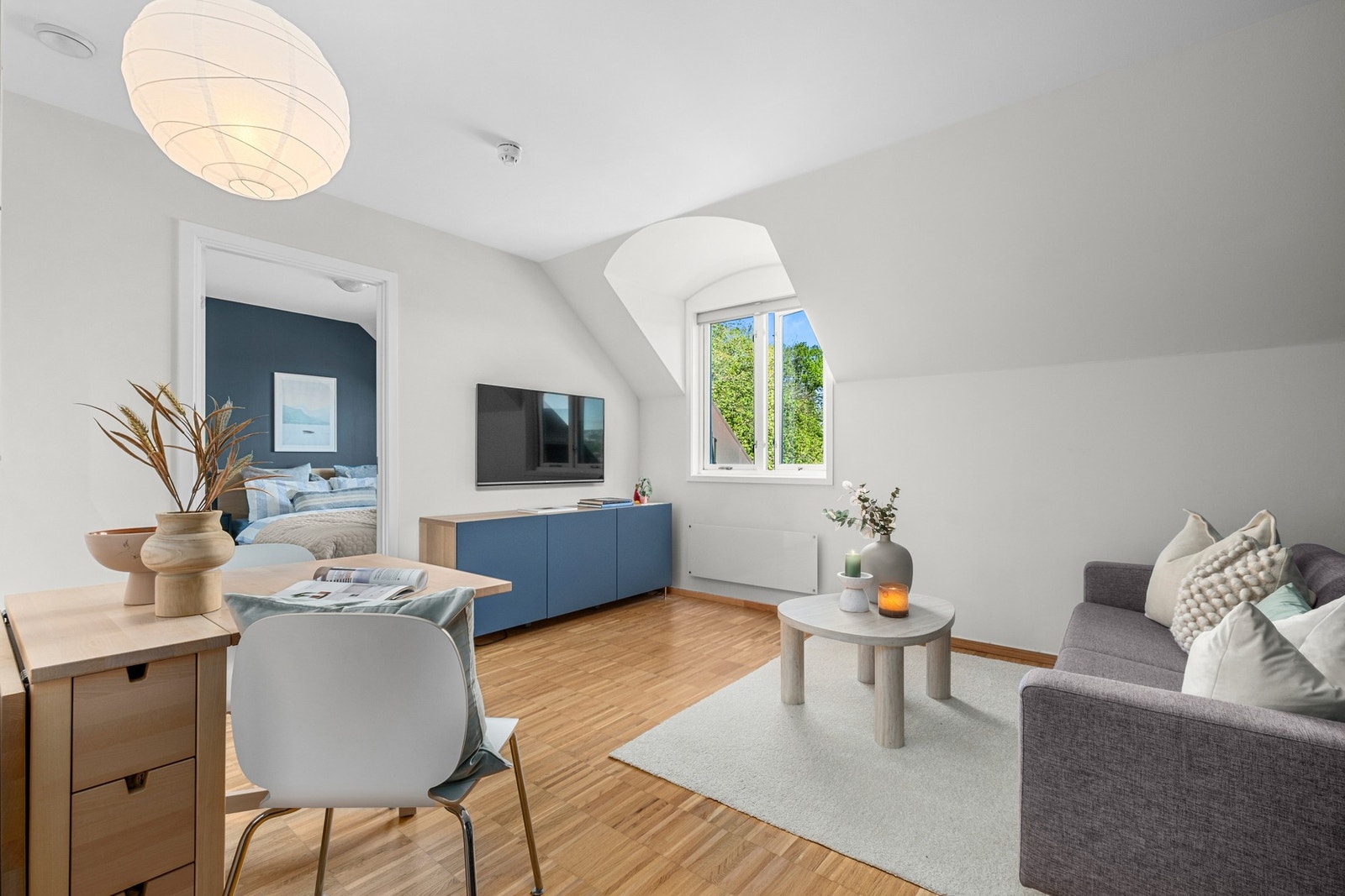 Toppleiligheten nyter godt av store vindusflater som slipper rikelig med naturlig lys inn i rommet. Galleribilde