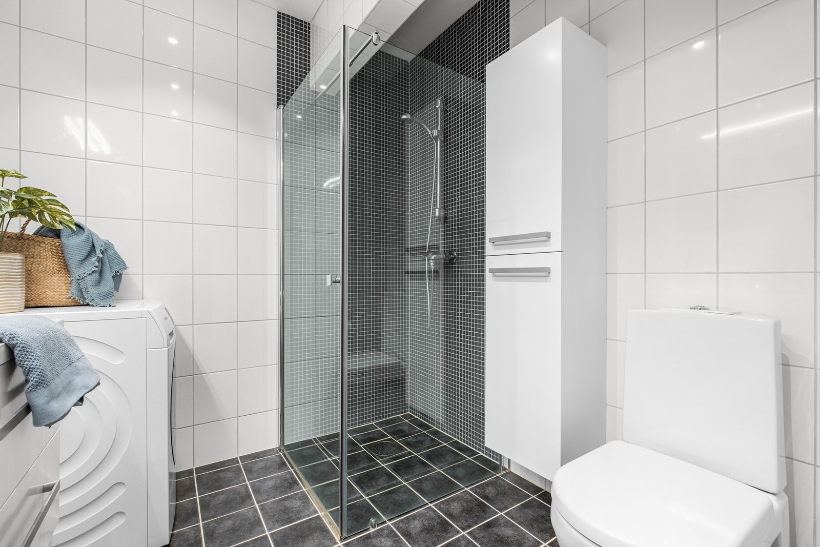 Pent baderom med varme i gulv, dusjnisje, toalett og moderne baderomsinnredning. Galleribilde