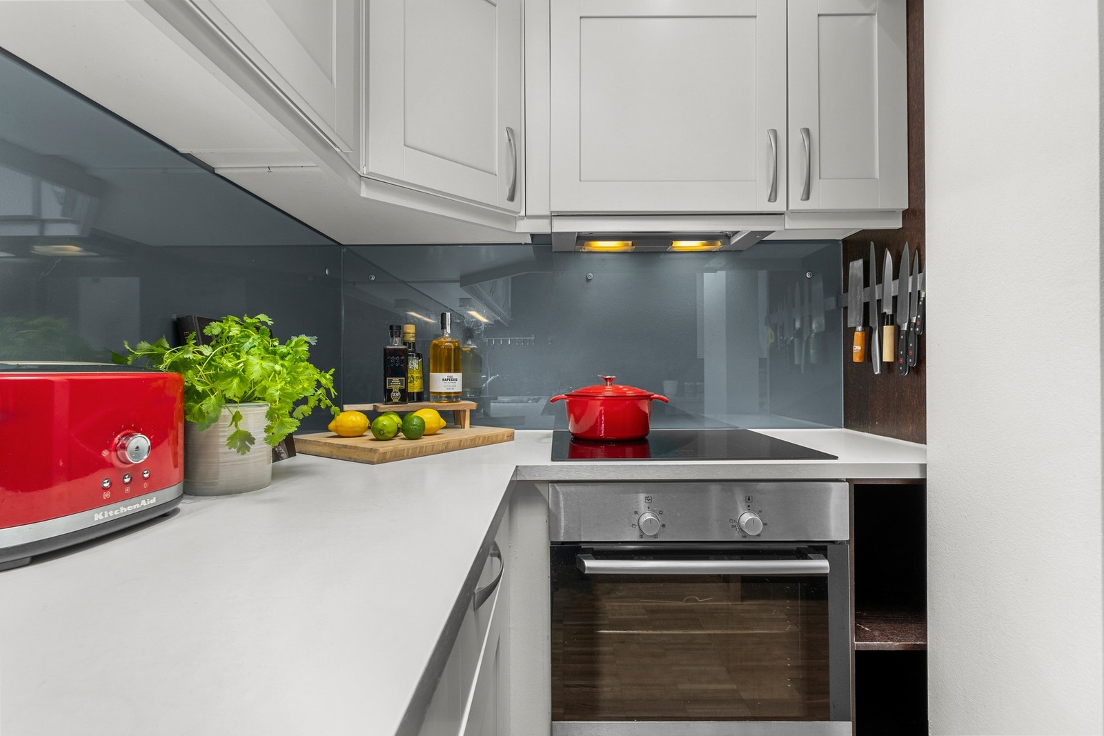 Koselig belysning på kjøkkenet med lys over kjøkkenbenk. Galleribilde