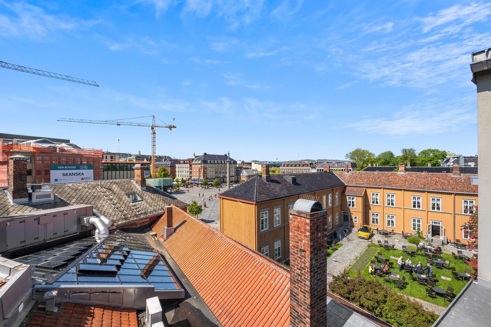 Nyt uteplassen til det fulle i sommerhalvåret med plassbygget sittegrupper. Galleribilde