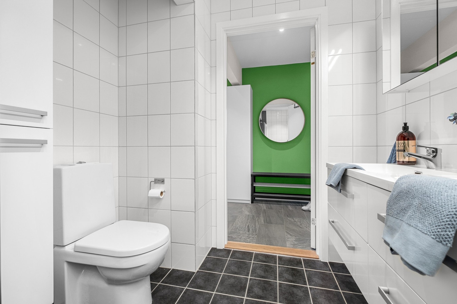 På baderommet er det opplegg for vaskemaskin. Galleribilde