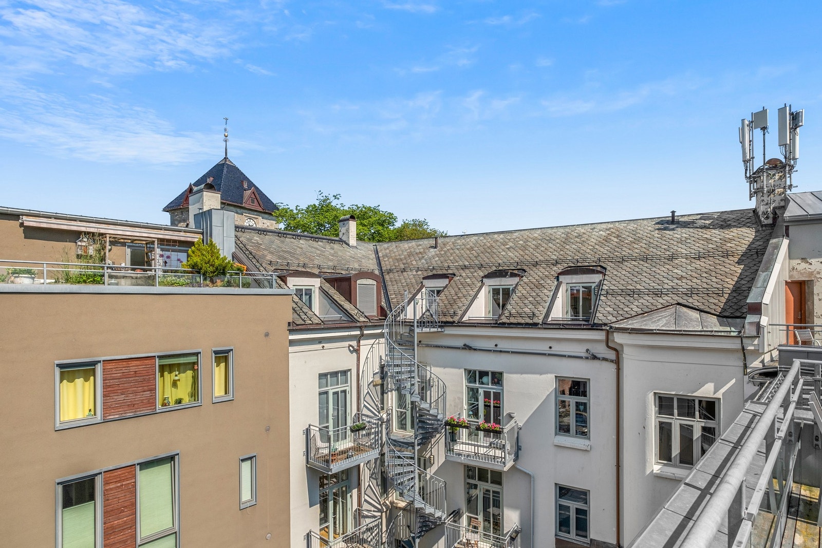 Schultz Gate 8 har en urban og tilbaketrukket beliggenhet midt i Trondheim sentrum. Galleribilde