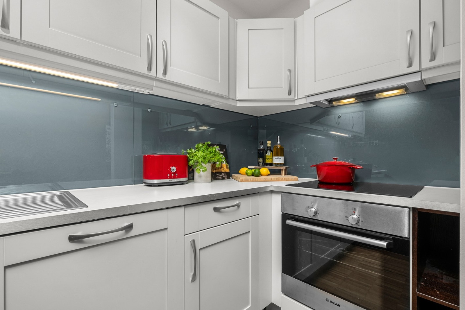 Velutstyrt kjøkken med integrert oppvaskmaskin, komfyr, stekeovn kjøl og fryseskap. Galleribilde