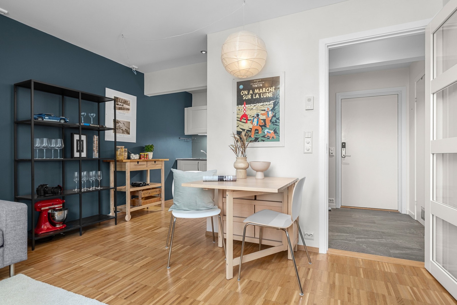 Stue sett mot gang. Galleribilde