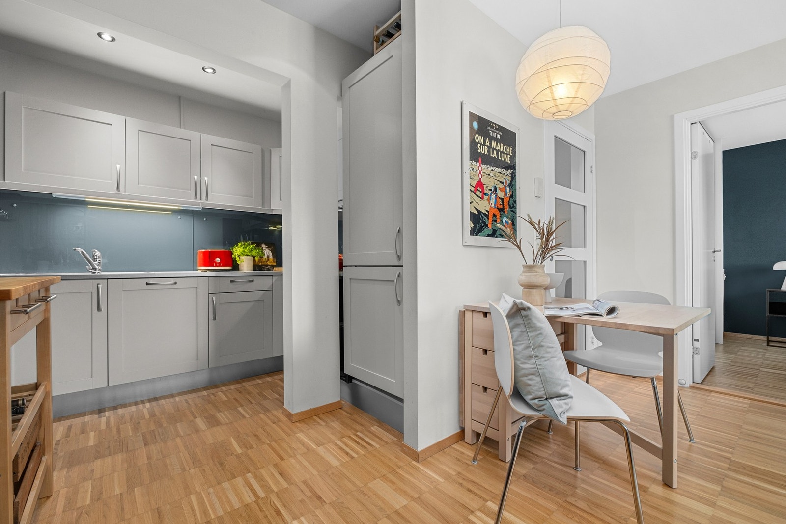 Kjøkkenet er malt i lyse farger som gir rommet en lun følelse. Galleribilde