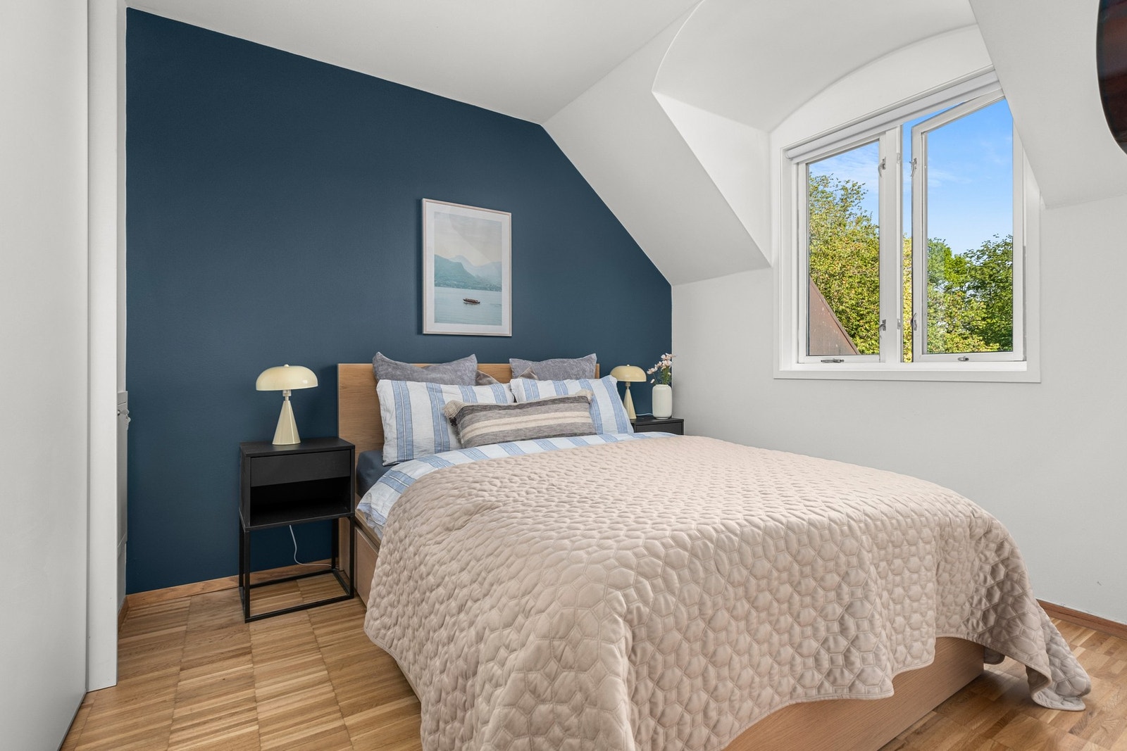 Romslig soverom på 10,5 kvm. Galleribilde