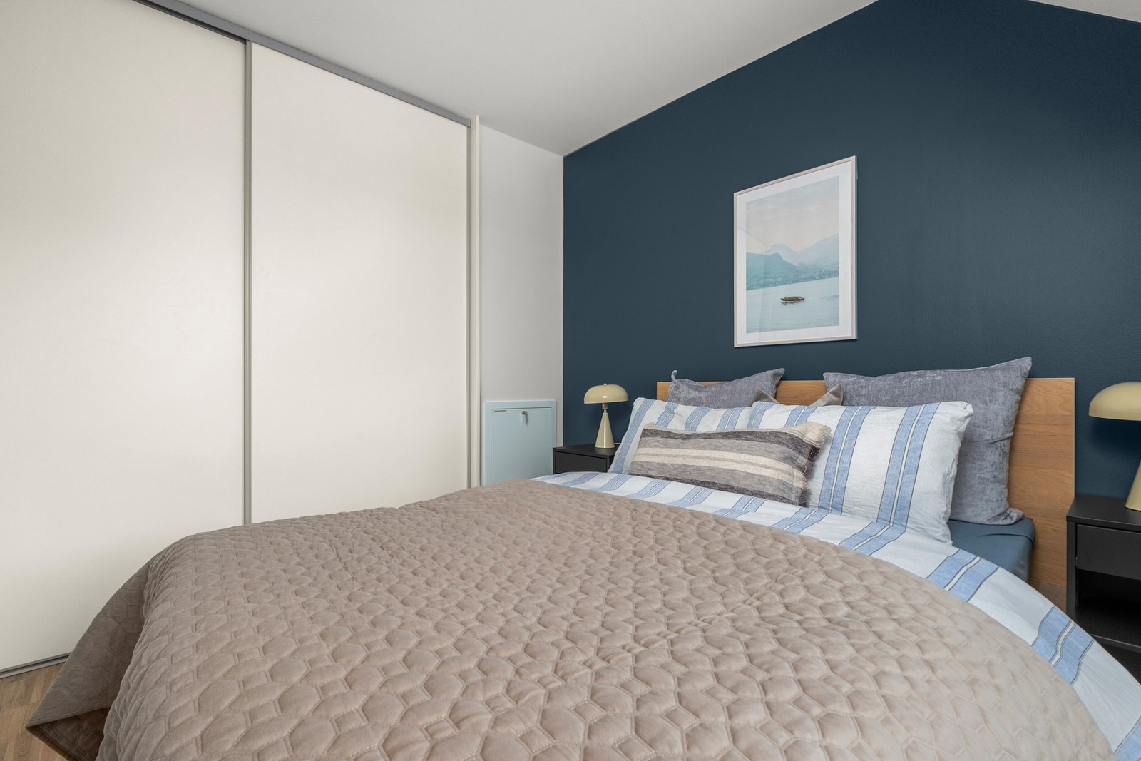 Soverommet har god plass til dobbeltseng samt en stor garderobe løsning. Galleribilde