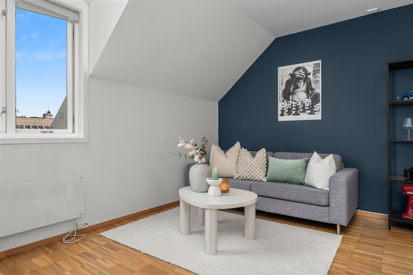 Leiligheten har en skjermet beliggenhet i toppetasjen som sørger for rolige omgivelser. Galleribilde