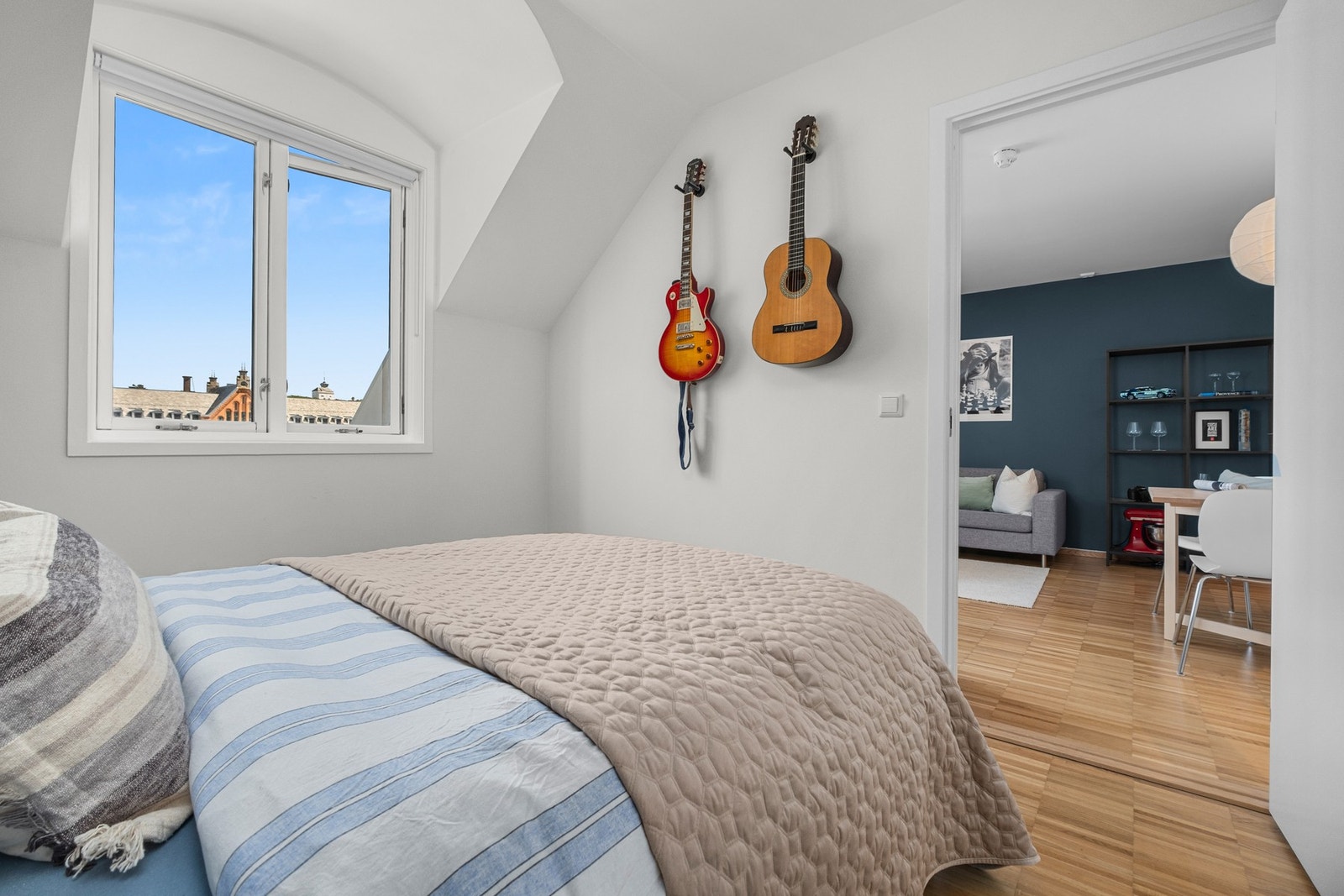 Soverommet får mye naturlig lys inn fra det store vinduet. Galleribilde