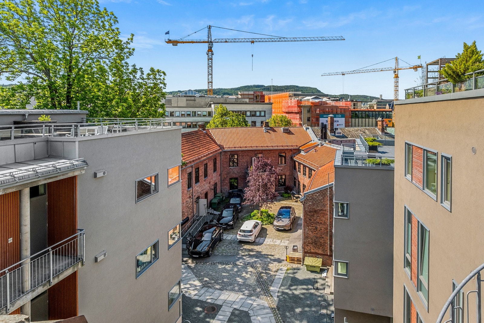 Leiligheten ligger i byggets toppetasje og har en fin utsikt over bytakene. Galleribilde