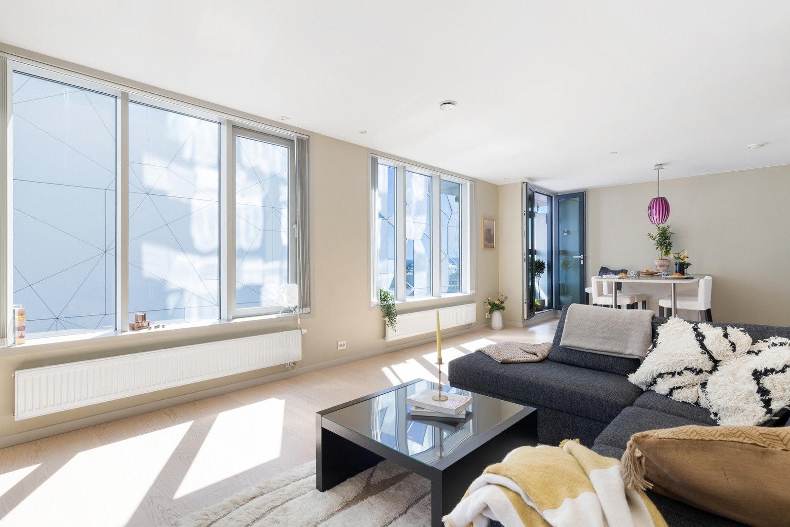 I rommet er det store vindusflater som slipper rikelig med dagslys inn. Galleribilde