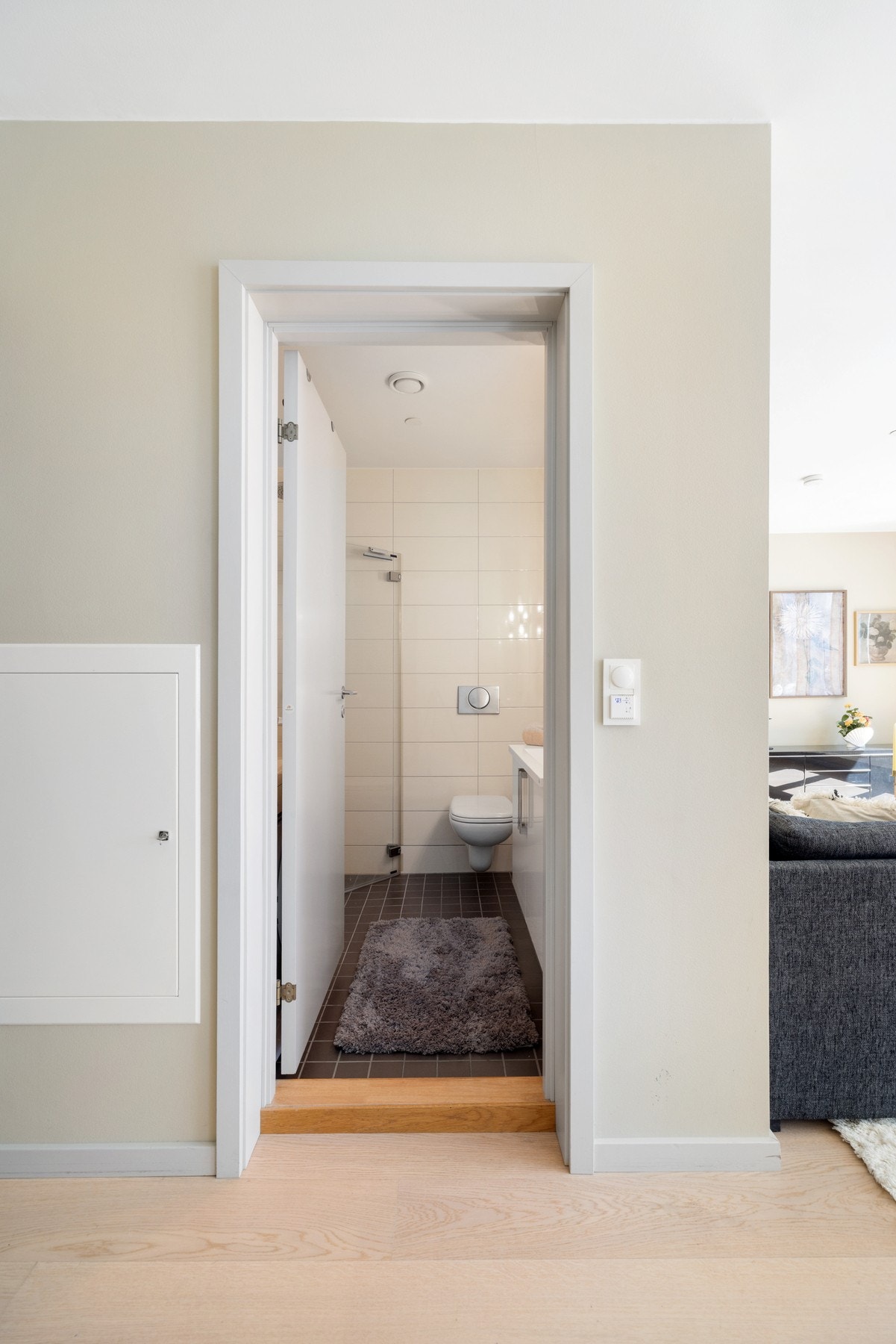 Fra entréen har man tilgang til boligens baderom. Galleribilde