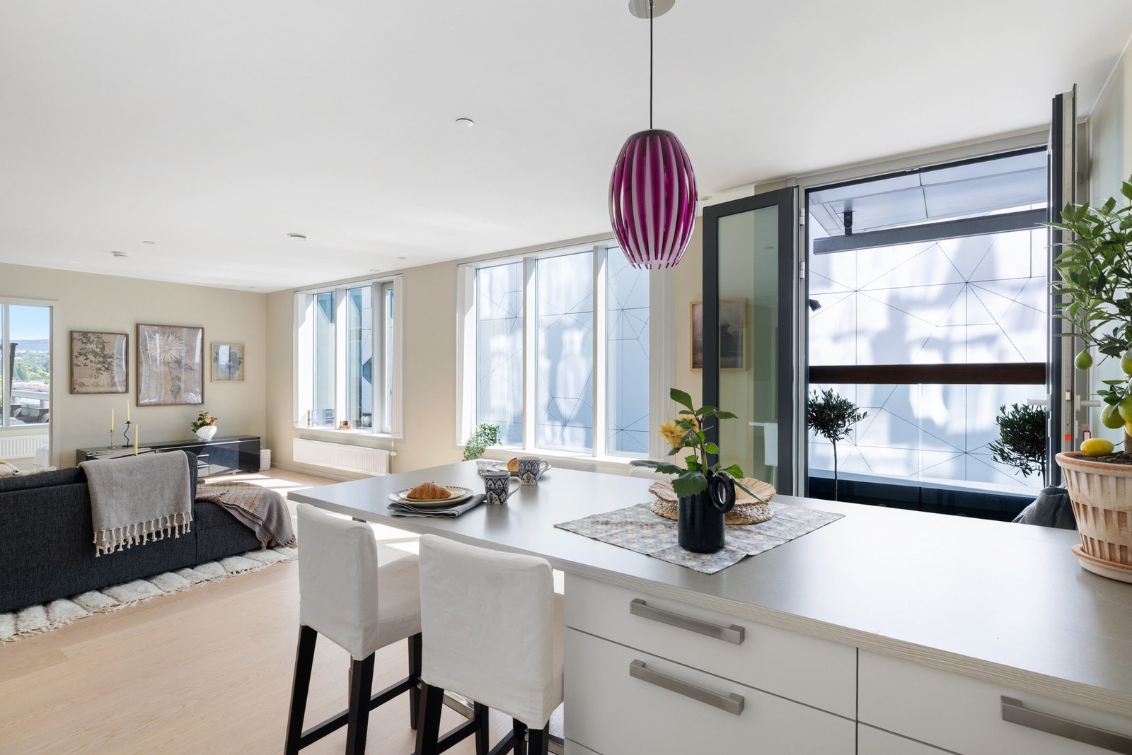 Kjøkkenet har en fin utforming med gode oppbevaringsløsninger. Galleribilde