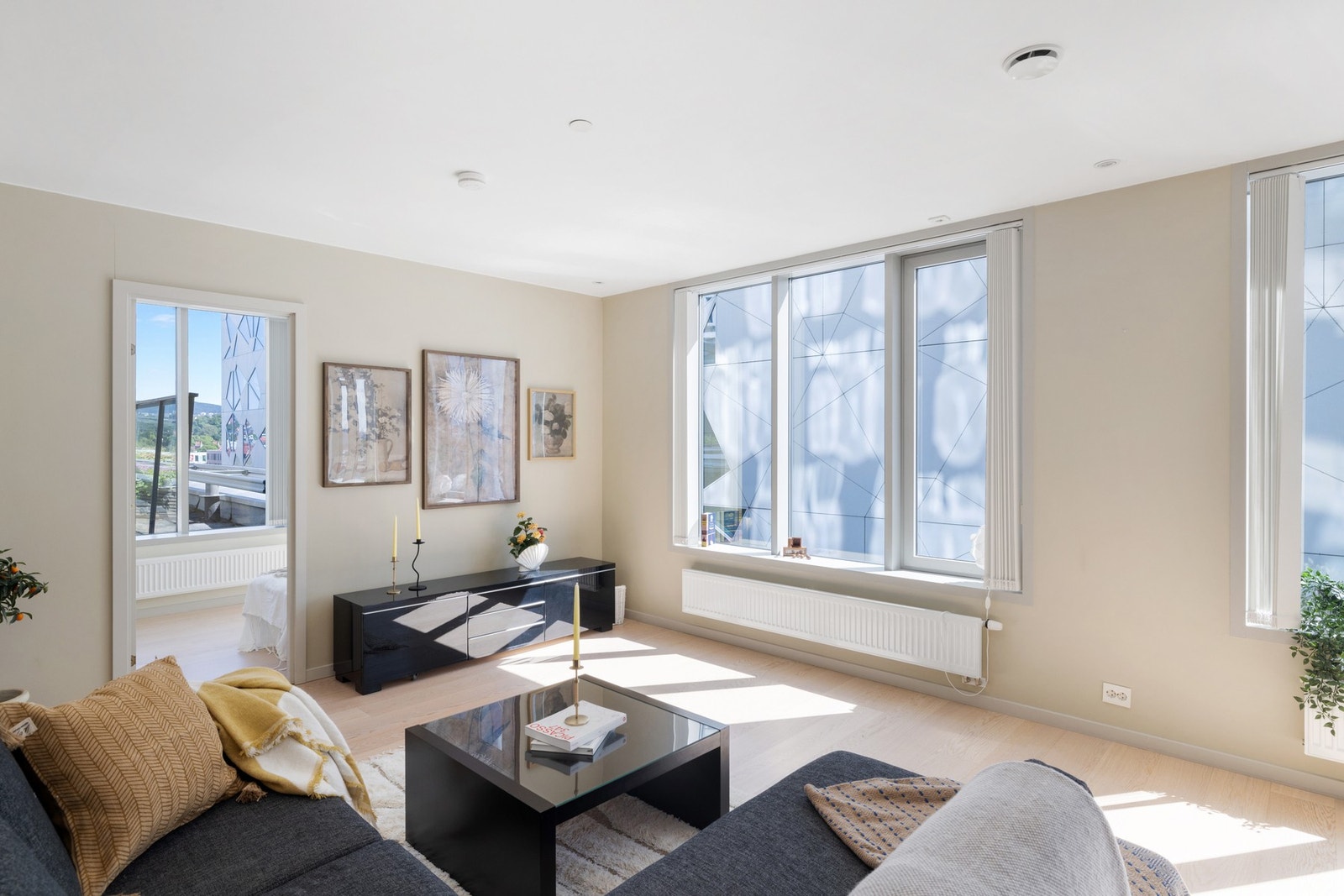 Leiligheten har en veldig god planløsning bestående av entré, stue, kjøkken, bad og 2 soverom. Galleribilde