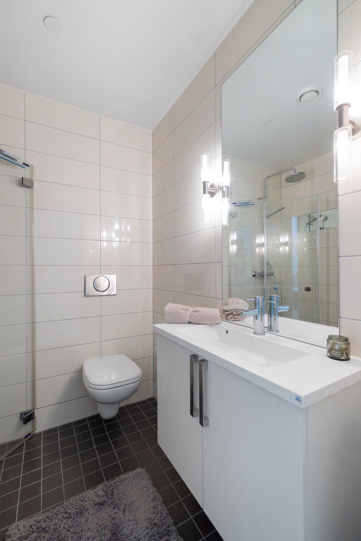 Badet har flislagte flater og varmekabler i gulvet. Galleribilde