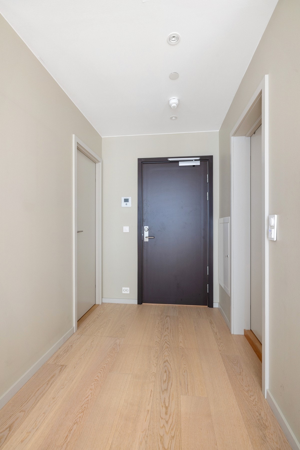 En innbydende entré med plass til knagger og skoskap. Galleribilde