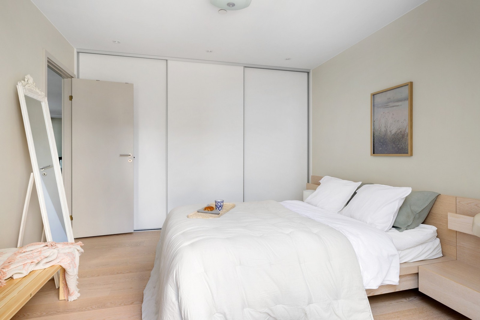 Soverommet er av god størrelse og har plass til dobbeltseng, nattbord og garderobeskap. Galleribilde