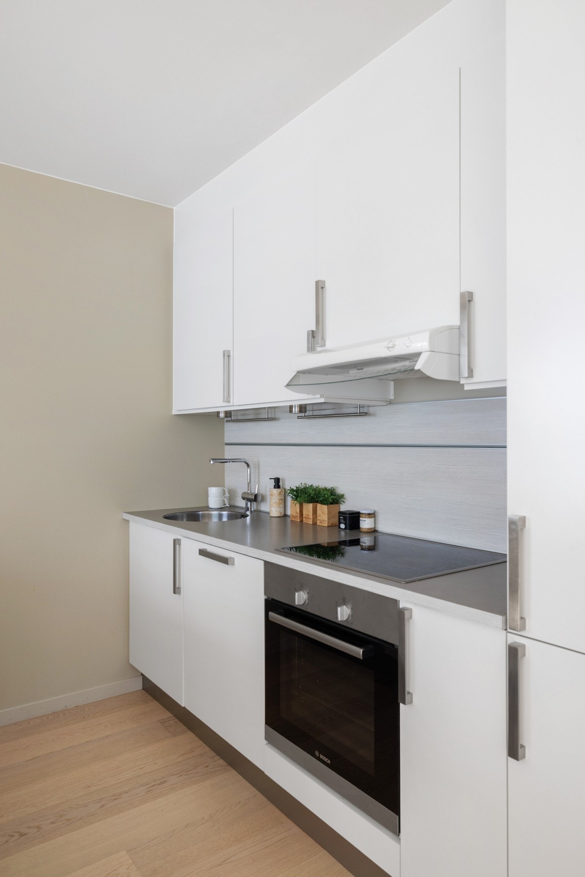 Kjøkkenet har en integrert løsning bestående av kjøleskap med frysedel, oppvaskmaskin, komfyr med keramisk platetopp og ventilasjon over platetopp. Galleribilde