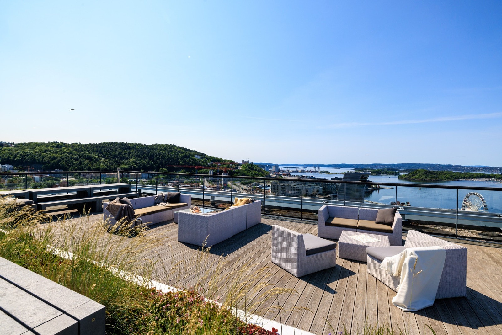 Beboerne i sameiet har tilgang til en spektakulær takterrasse på toppen av bygget. Galleribilde