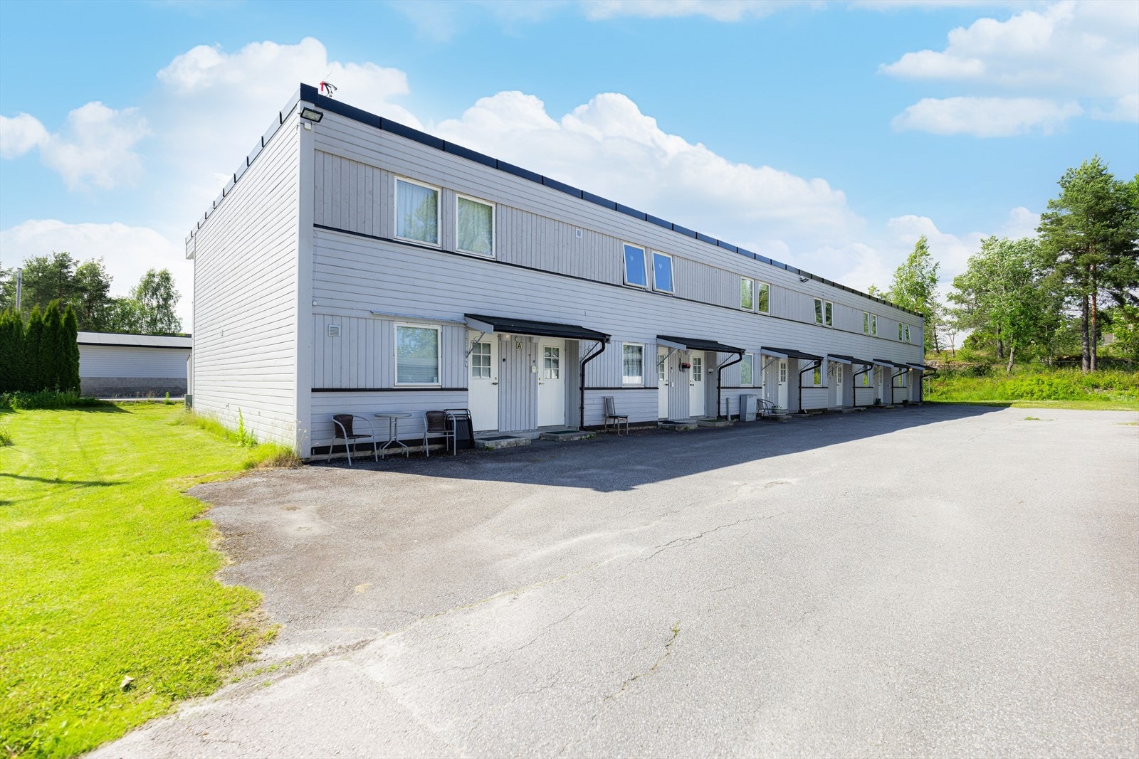 Det er felles parkeringsplasser i tillegg til garasjerekker og utvendige boder. Galleribilde