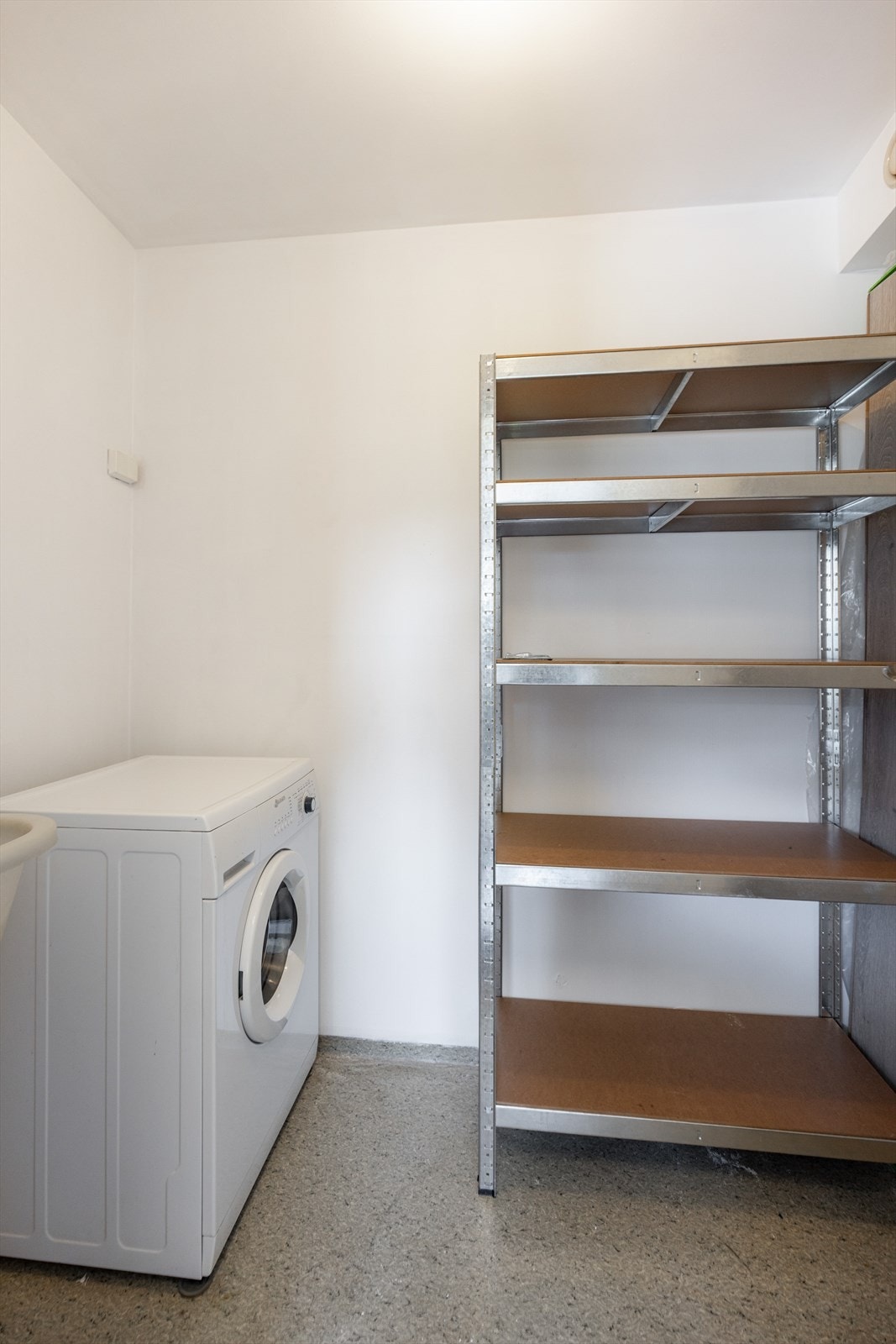 Leiligheten har eget vaskerom av eldre standard, tilliggende kjøkkenet. Vaskerommet er utstyrt med opplegg for vaskemaskin, samt skyllekar. Galleribilde
