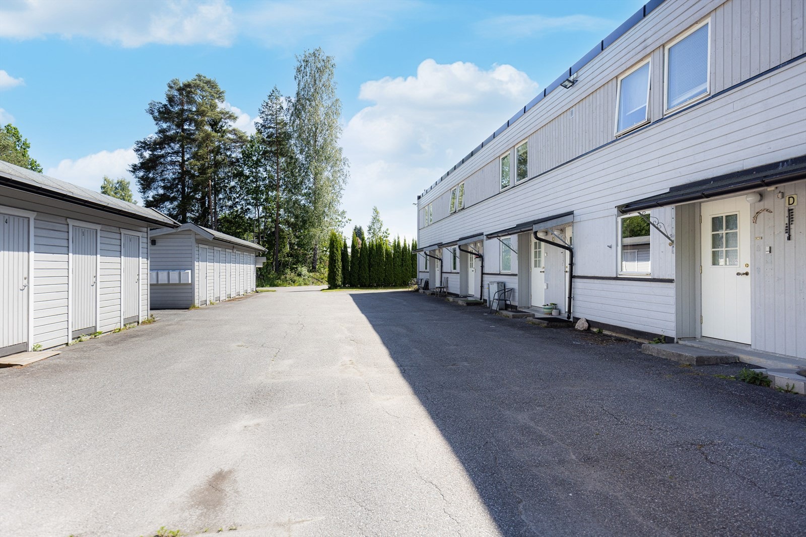 Det er felles parkeringsplasser i tillegg til garasjerekker og utvendige boder. Galleribilde