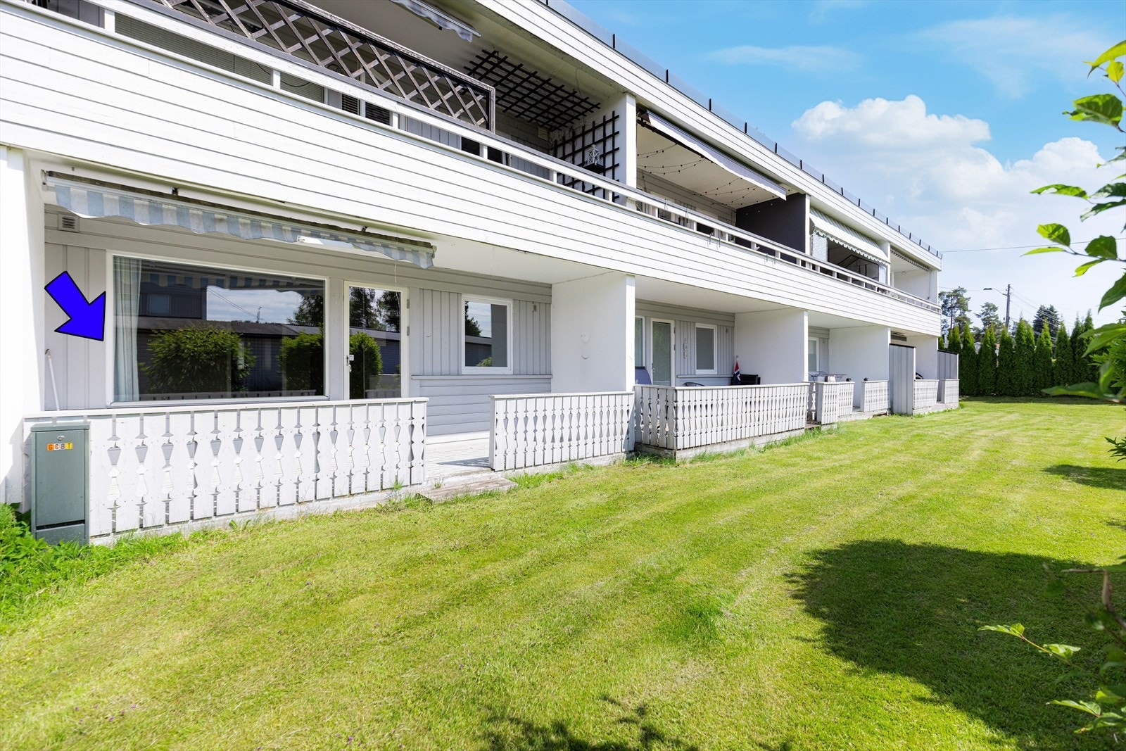 Fra stuen er det utgang til en fin, overbygget terrasse av god størrelse, beliggende mot vest, med gode solforhold. Galleribilde