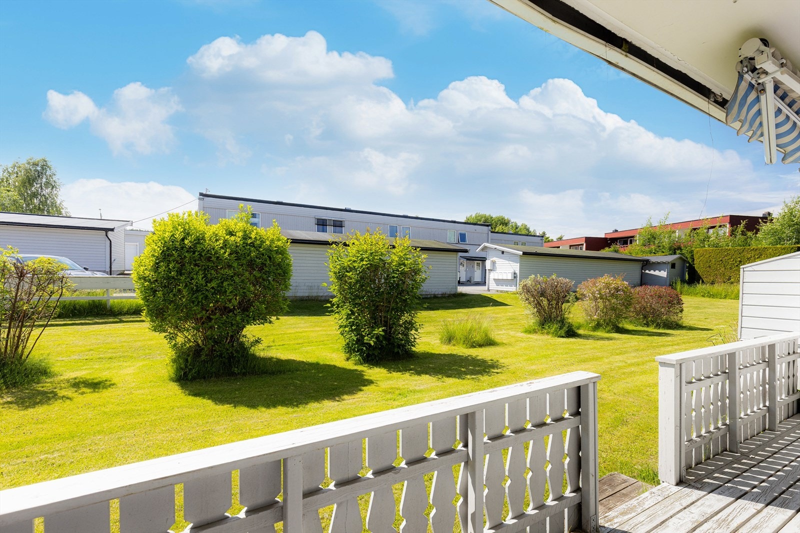 Overbygget, vestvendt terrasse av god størrelse, med gode solforhold som vender ut mot pent beplantede og velholdte fellesarealer som bidrar til et trivelig bomiljø. Galleribilde