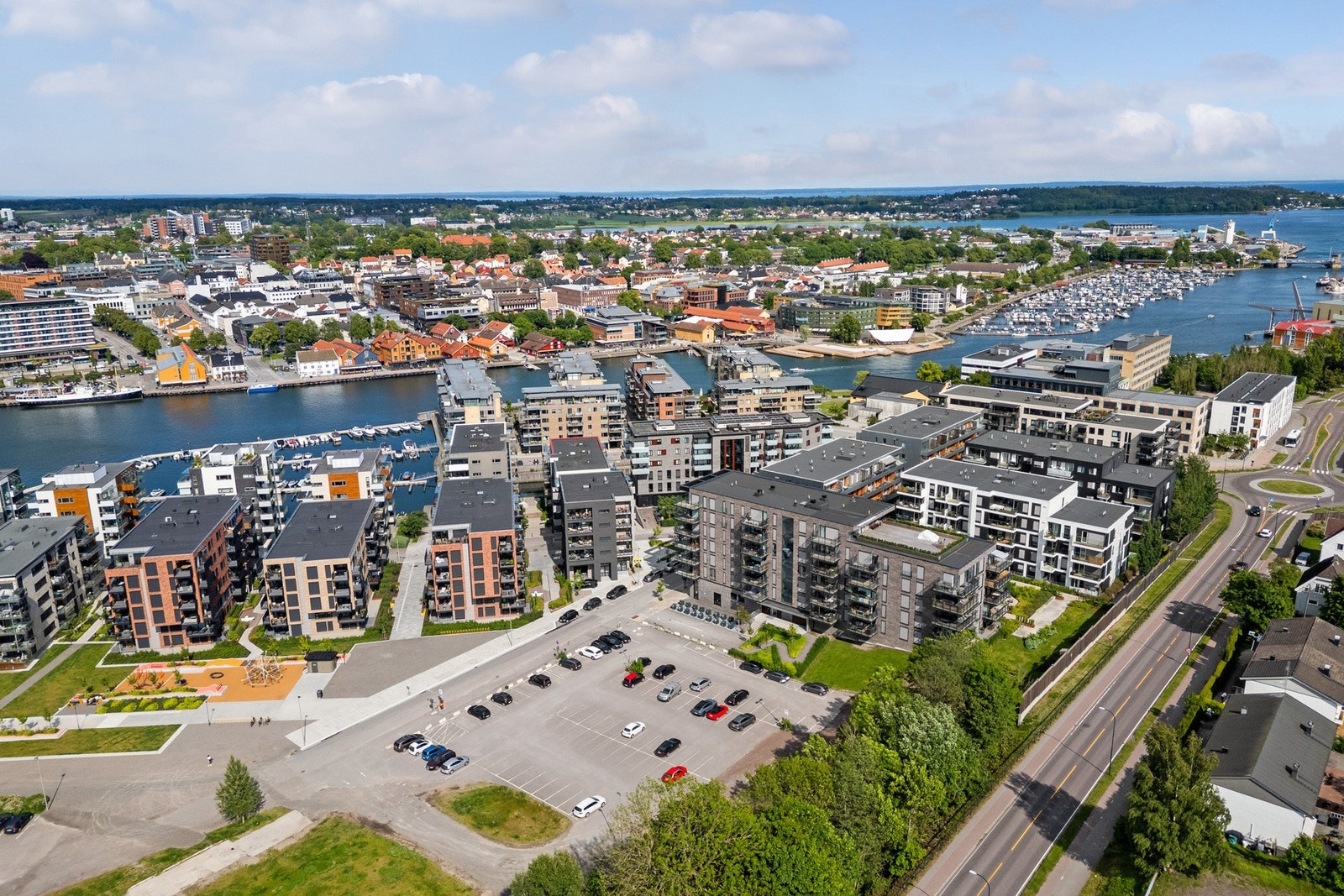 Her kan du vandre langs bryggekanten, nyte utsikten mot fjorden og Slottsfjellet, eller stikke innom en urban kafé. Galleribilde