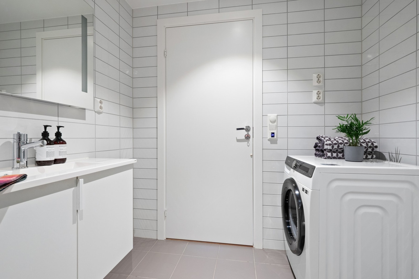 Badet har gulvvarme, dowlights og opplegg for vaskemaskin. Galleribilde