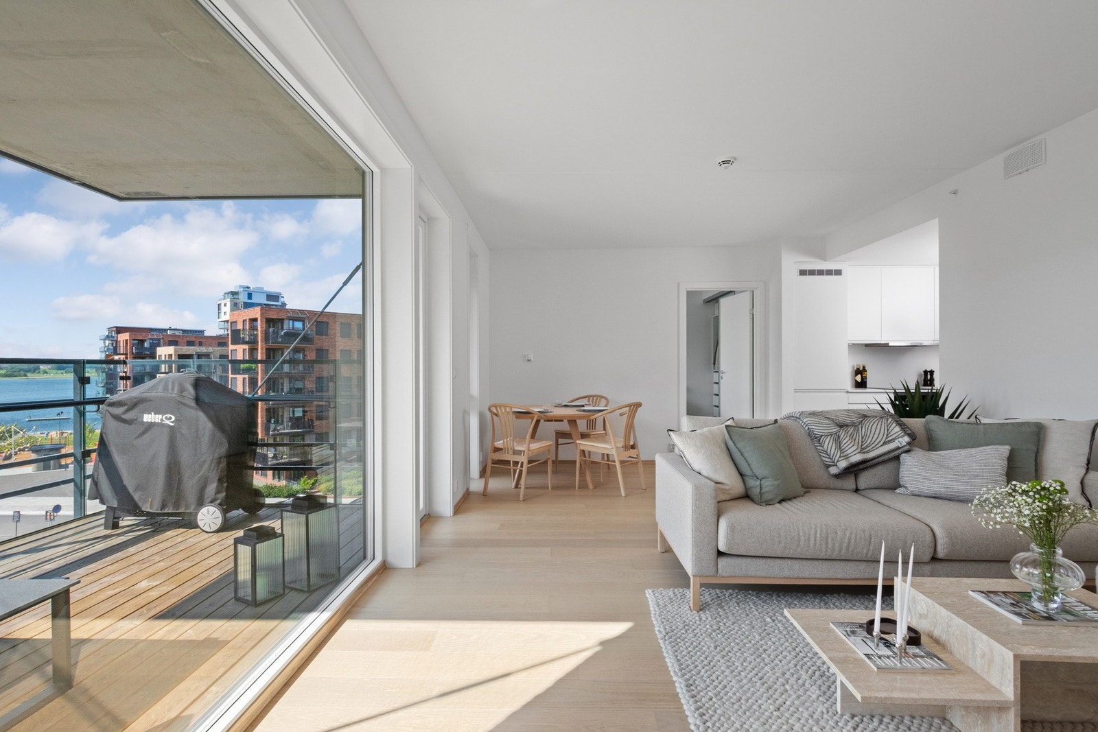 De nøytrale fargevalgene gjør det enkelt å sette sitt eget preg på interiøret, og nærmest kjøkkenet har stuen plass til et spisebord. Galleribilde