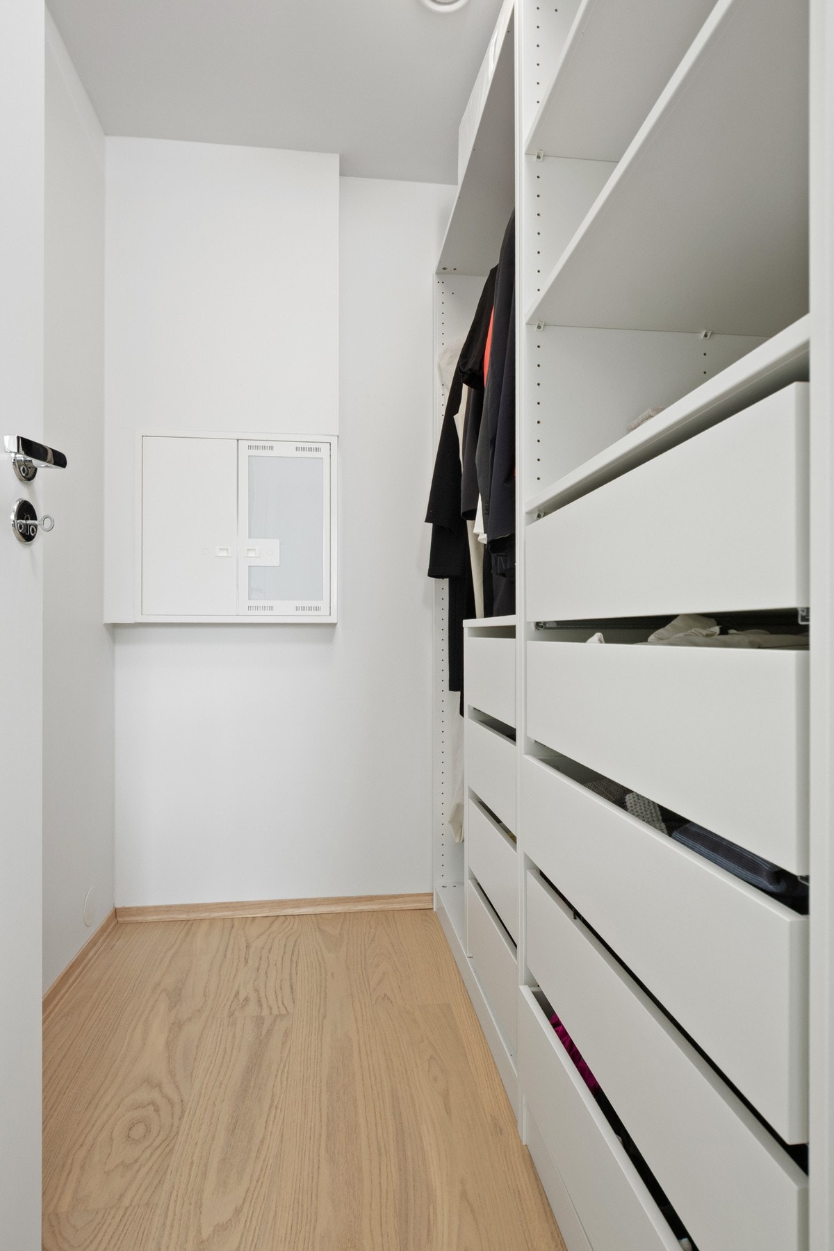 Det andre soverommet har en tilhørende bod som i dag er innredet som walk-in closet med åpent garderobeskap. Galleribilde