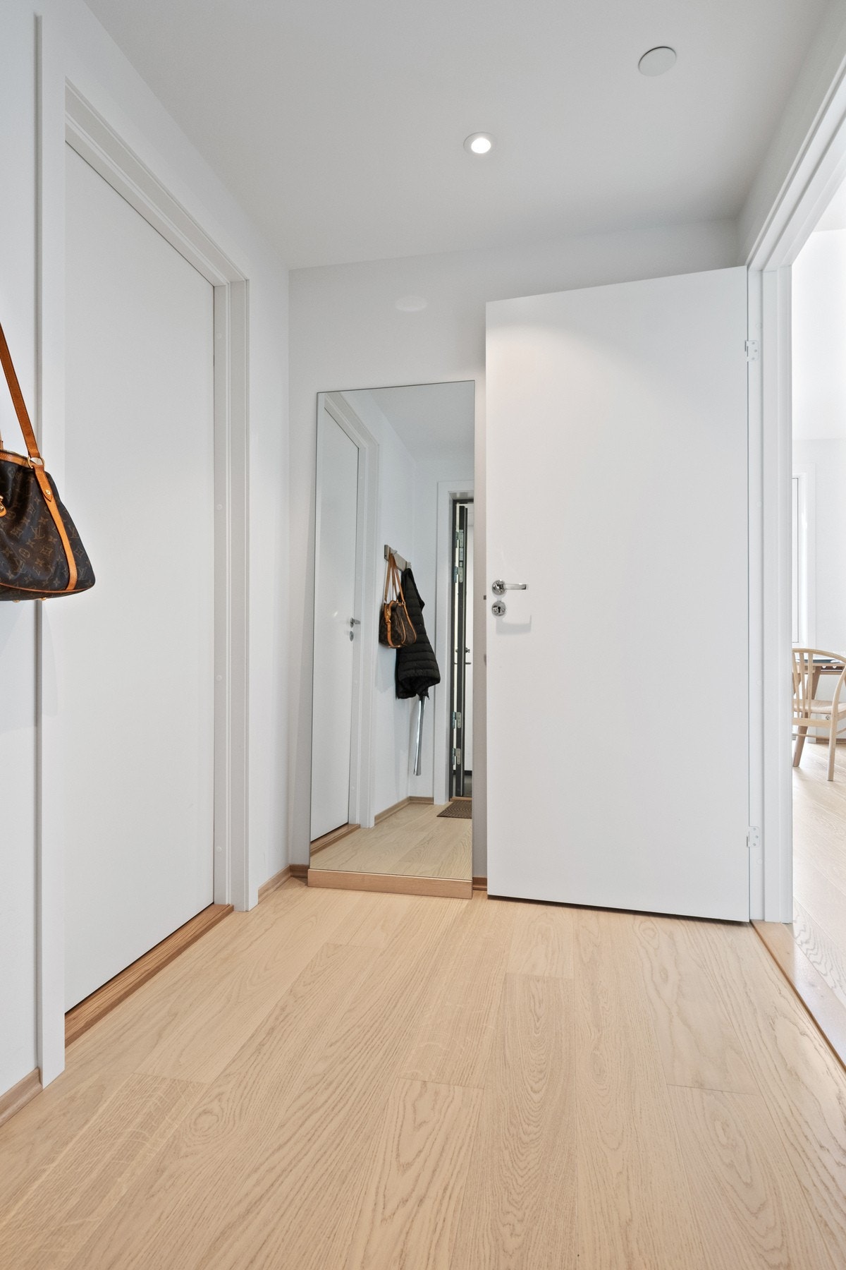 Lyst 1-stavs parkettgulv med vannbåren varme og hvitmalte vegger gir boligen et rent og delikat uttrykk. Galleribilde
