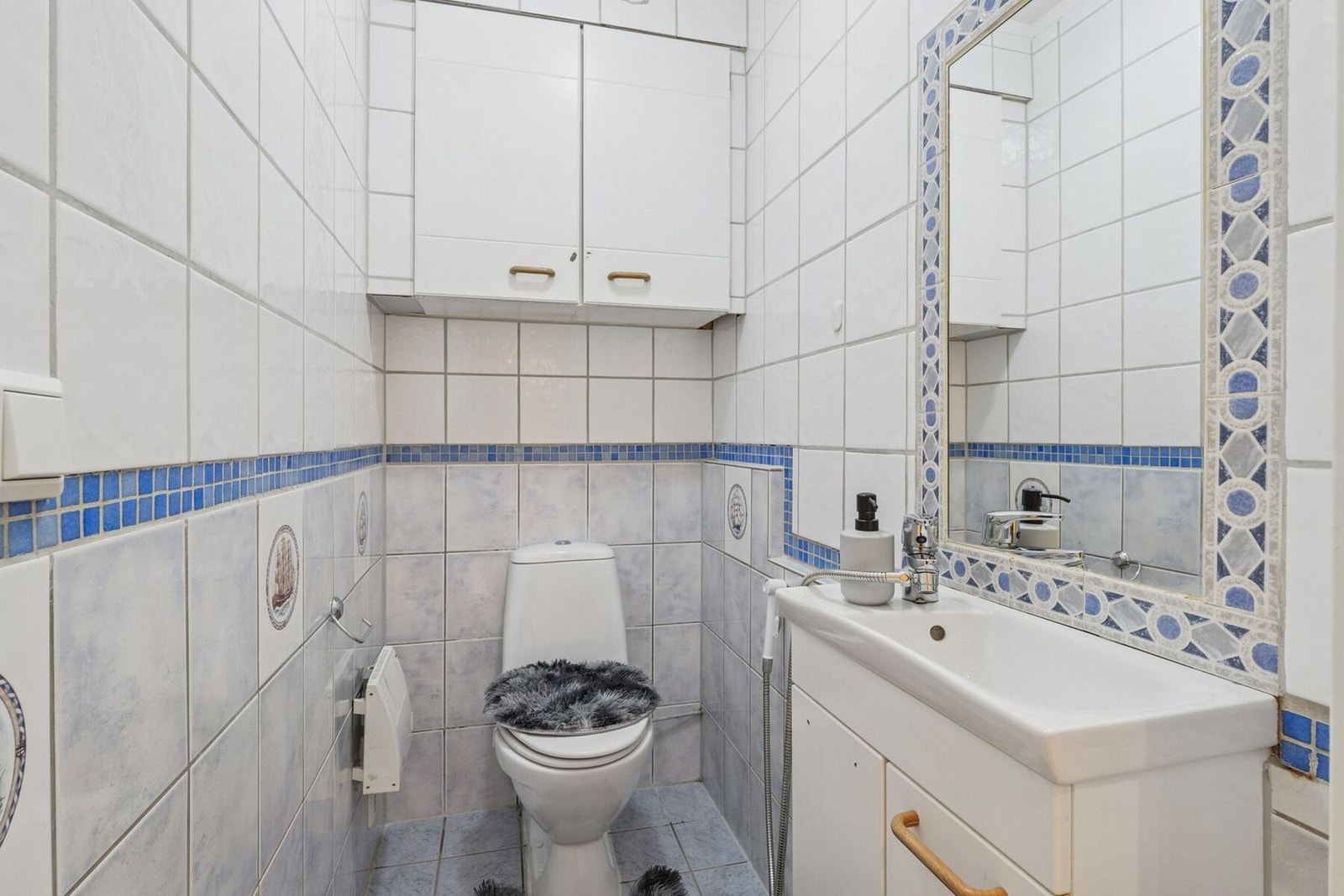 Leiligheten har et separat WC-rom, noe som bidrar til en praktisk og effektiv hverdag. Galleribilde