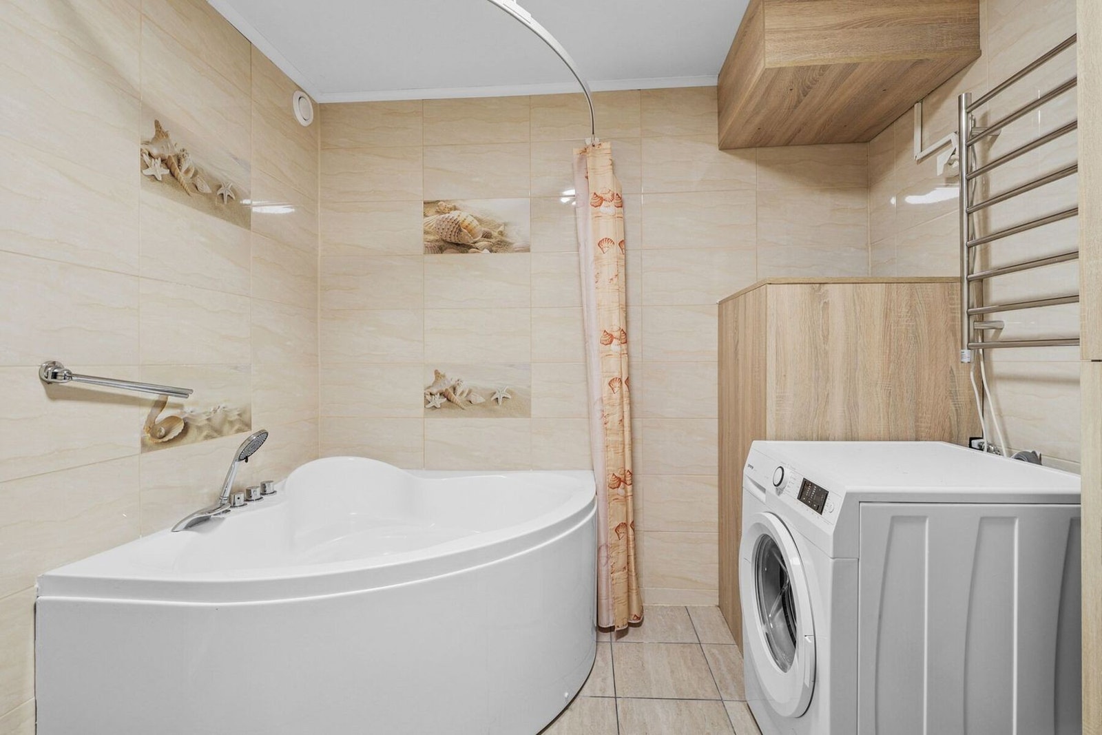 Baderommet kombinerer funksjonalitet med velvære - her får du både god lagringsplass og et badekar perfekt for avslapning Galleribilde