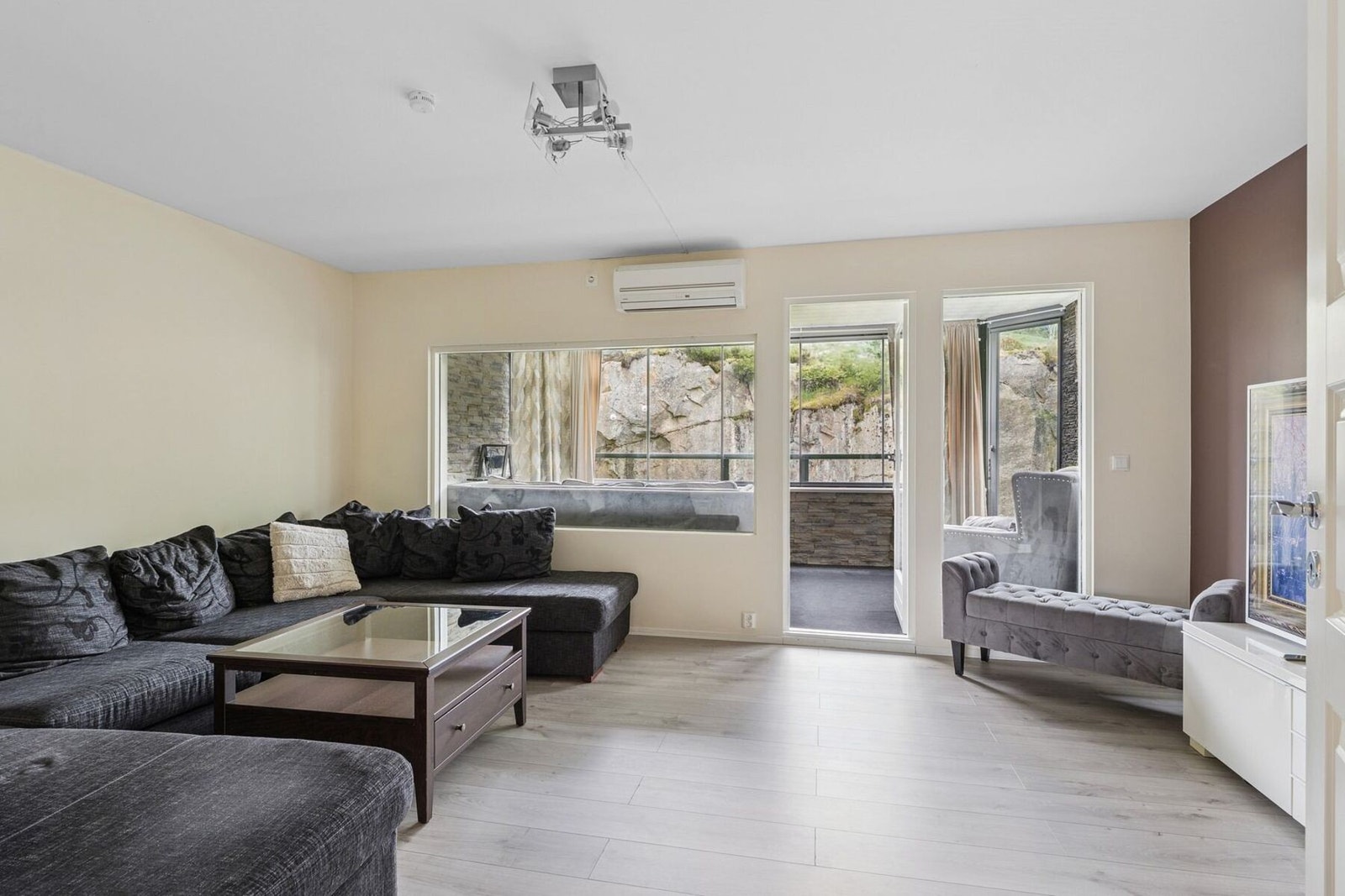 Stuen er romslig og med direkte utgang til innglasset balkong Galleribilde