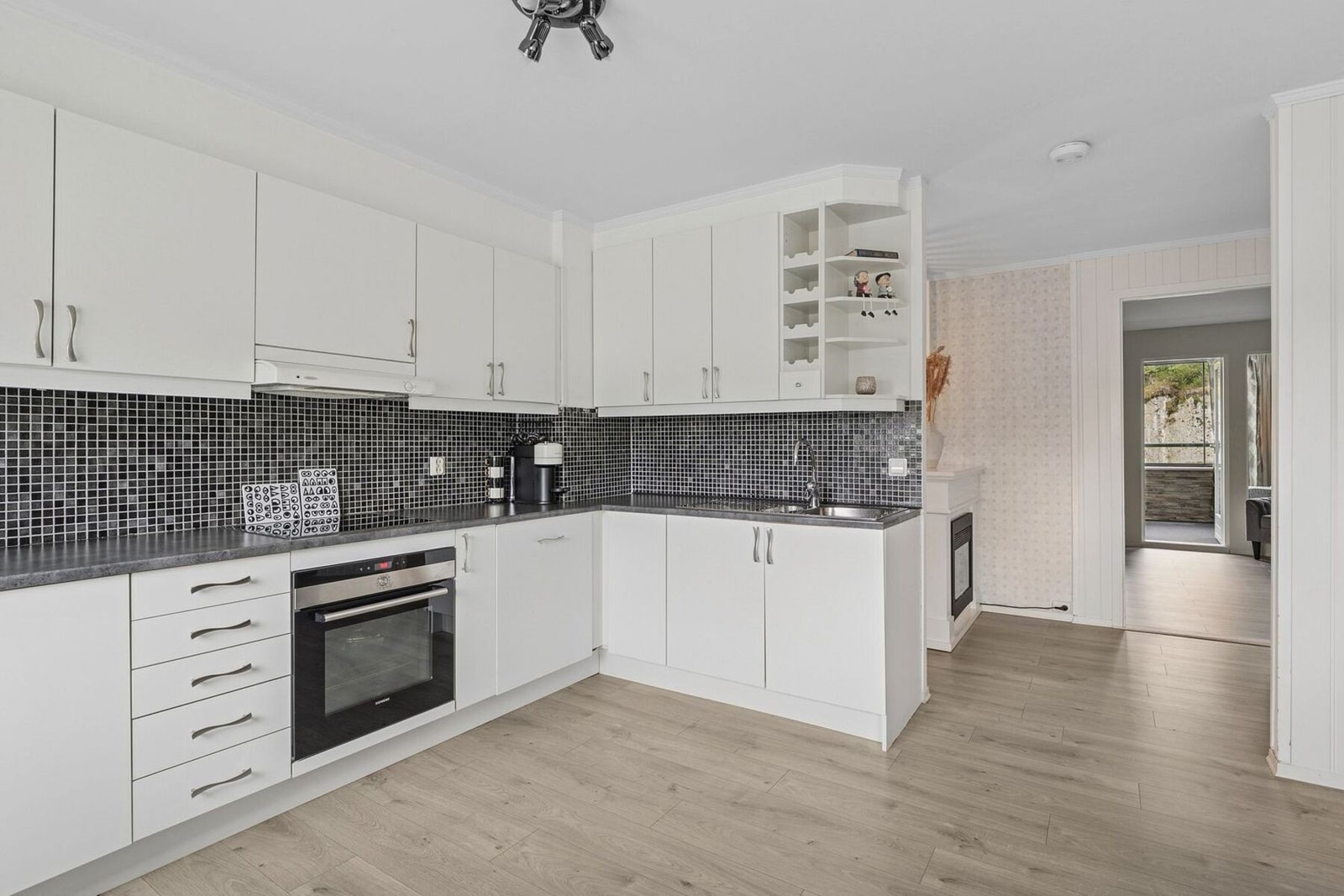 Moderne kjøkken som tilbyr god arbeidsplass Galleribilde