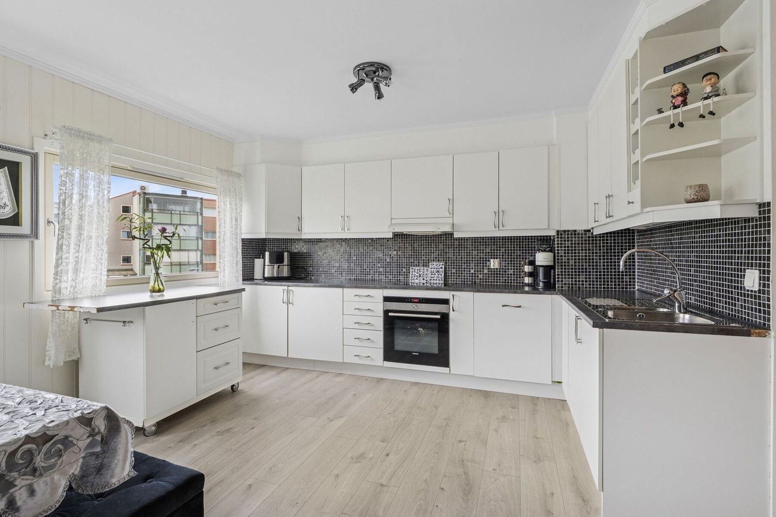 Kjøkkenet er romslig med glatte fronter, kjøkkenøyen er mulig å både flytte på og fjerne etter eget behov Galleribilde