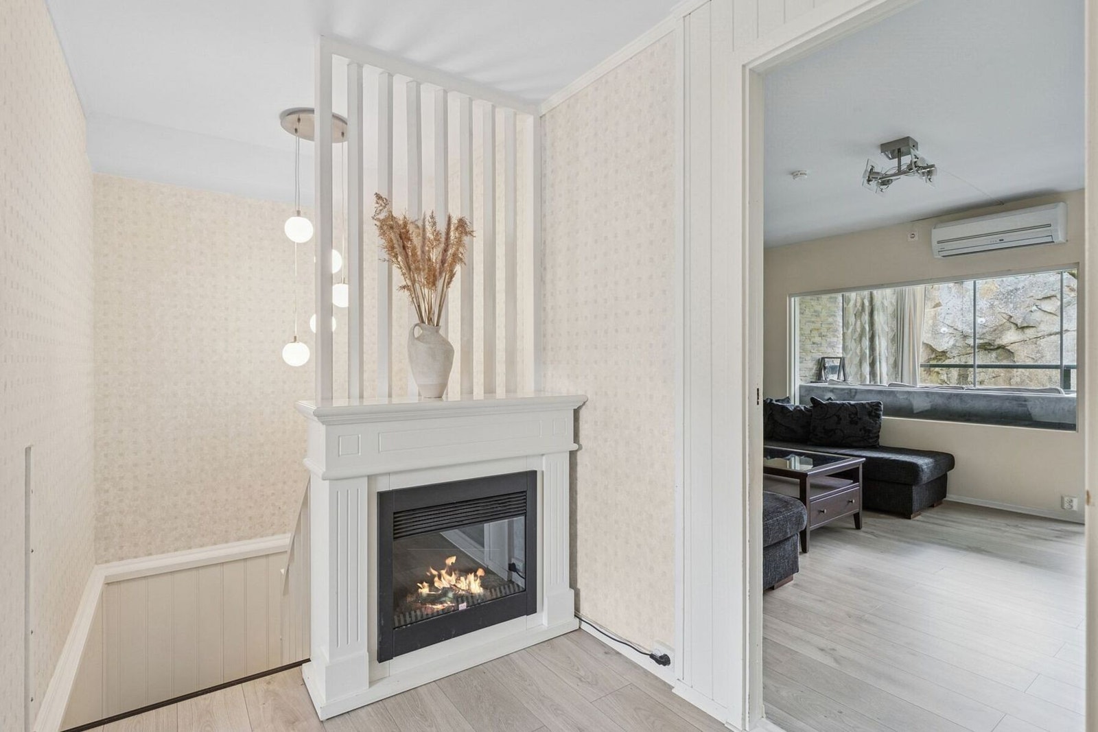 I 1.etasje finner du både stue og kjøkken, med en elektrisk peis som kobler rommene sammen Galleribilde